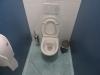 Standardtoilette mit Klobesen, Toilettenpapierspender und kleinem Mistkübel